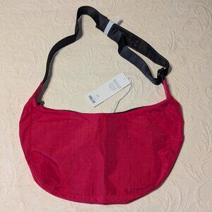 NWT Baggu Medium Crescent Bag - Candy Apple - 37.5" strap